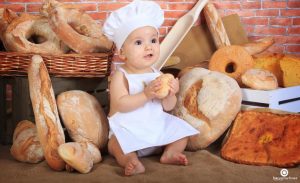Extraña y tierna tendencia: Comparan brazos de bebés con un pan