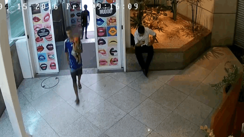 ¡Indignante! Cámara de seguridad mostró como estos padres abandonaron a su hijo en un mall