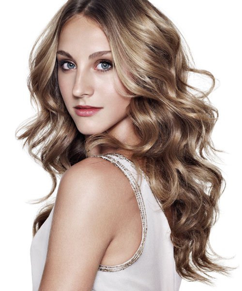 El corte perfecto para un cabello largo y rizado es "una melena con capas ligeras que no sean cortas y desordenadas"