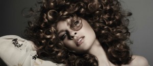 ¿Tienes el pelo crespo? Entonces atrévete con estos estilos