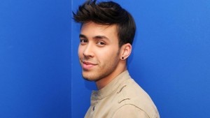 Prince Royce sorprendió en portada de revista junto a su novia