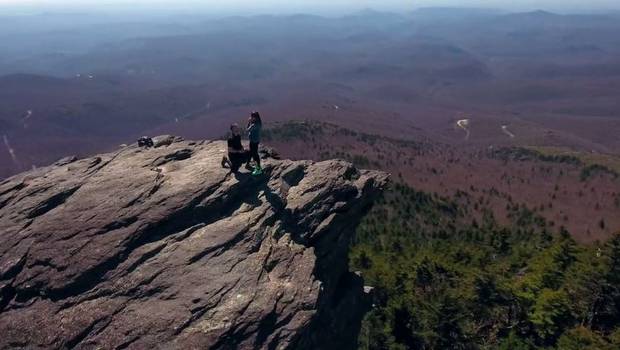 ¡Increíbles imágenes! Pidió matrimonio en la cima de la montaña