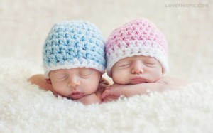 ¡Para morir de ternura! Mira como este bebé calmó el llanto de su gemelo