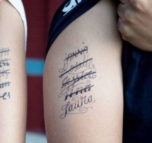 Hombre tuvo una ingeniosa forma de deshacerse del tatuaje de una ex