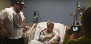 Bebé recién nacido tenía una gran sorpresa para su mamá