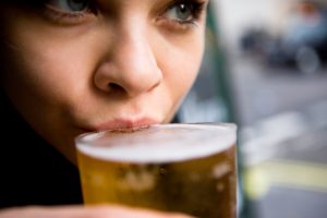 ¿Las mujeres inteligentes tienen mayor tendencia a ser alcohólicas?