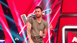 ¡Adam Levine también está "embarazado" y así lo demuestra!