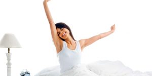 ¿Cuáles son los beneficios de estirarse en la cama al despertar?