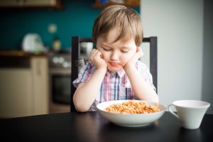 ¿Tienes un niño mañoso con la comida? Estos consejos te servirán