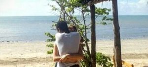 La imagen del abrazo de esta pareja revoluciona y causa confusión en redes sociales