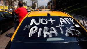 Mira la historia de amor de un taxista y una chofer de Uber