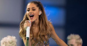 Popular cantante cree que le va mal con los hombres por ser famosa