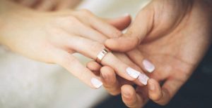 Famoso actor se comprometió con su pareja 27 años menor