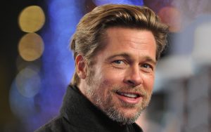 ¡Awww! Brad Pitt rescató a niña de multitud de personas