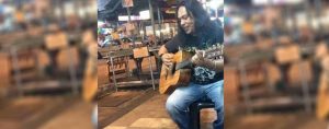 Cantante callejero enamoró a tiernos gatitos