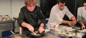 Reconocido cantante abre restaurante para personas de escasos recursos