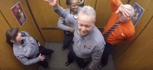 Ellos sorprendieron con sus mejores pasos de baile dentro de un ascensor