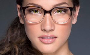 Tips de maquillaje para mujeres que usan lentes