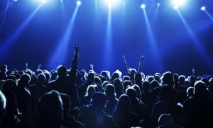 Famoso cantante besó a una fan durante su concierto