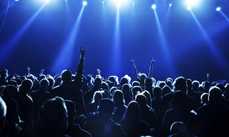 Famoso cantante besó a una fan durante su concierto