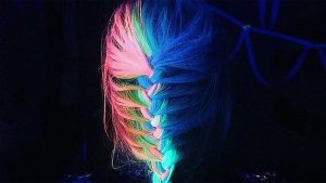Glow Hair: La extraña tendencia que te deja el pelo fluor