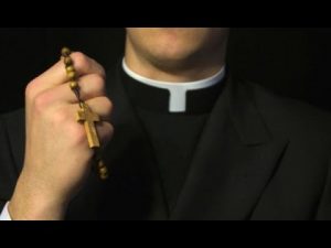 Guapo ex futbolista dejó todo para convertirse en sacerdote