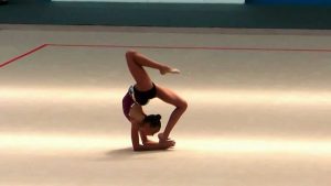 ¡Impresionante! Ella es la gimnasta más pequeña del mundo
