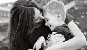 La emocionante canción de una madre a su hijo que se hizo viral