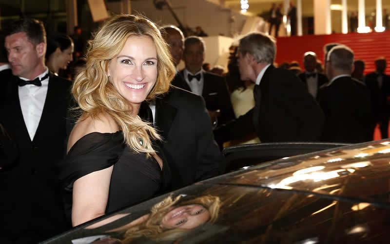 ¿Por qué Julia Roberts desfiló descalza por alfombra roja de Cannes?