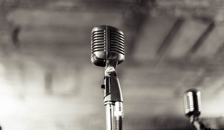 Sexy cantante regresa a la música