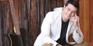 Leandro Martínez chochea con sus trillizas