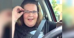 Mujer ha hecho reír a más 70 millones de personas con su nuevo juguete