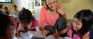 Famosa actriz ayudó a 12 niños de Camboya a salir adelante en sus estudios