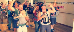 "Mami socializa, papi baila": Tierno baile de padres junto a sus bebés en brazos