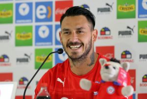 Mauricio Pinilla se luce como modelo de campaña publicitaria