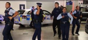 El baile de estos policías suma más de siete millones de reproducciones