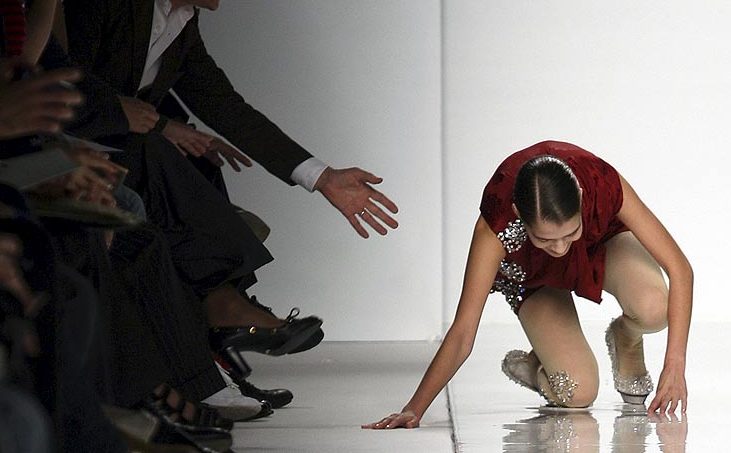 ¡Mira el porrazo de Cara Delevingne!