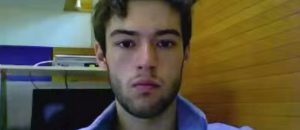 Él se sacó la misma selfie durante ocho años y registró sus cambios en este video