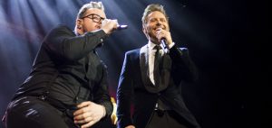 ¡Sin Bandera ya está en Chile y así fueron recibidos por sus fans!