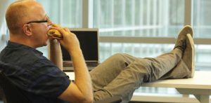 Estudio: Con el paso del tiempo, las comidas de los chilenos se vuelven más solitarias