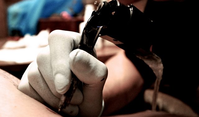 Famoso cantante se tatuó una cruz en la cara