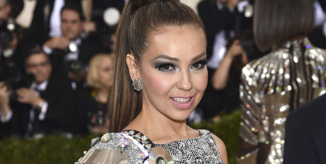 Thalía posó para portada de revista y fans criticaron uso de Photoshop