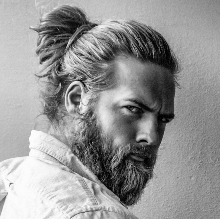 Oficial de la marina de Noruega arrasa en Instagram por su look vikingo