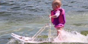 Esta bebé es la esquiadora más pequeña y tierna que hayas visto
