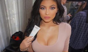 ¿A quién le queda mejor? Actriz de Hollywood le copia el look a Kylie Jenner