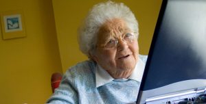¡Pura ternura! Abuelita arrasa en Internet con su mensaje en Google