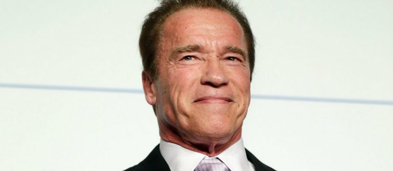 ¡Qué susto! Elefante persigue a Arnold Schwarzenegger