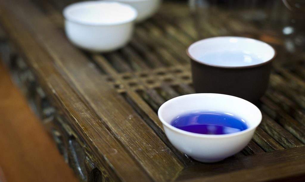 El té azul es ideal para consumir después de las comidas. Conocido como Oolong, el té azul, tiene propiedades que favorecen a la buena digestión y al bienestar general del organismo. Generalmente está indicado para problemas digestivos y alteraciones estomacales.