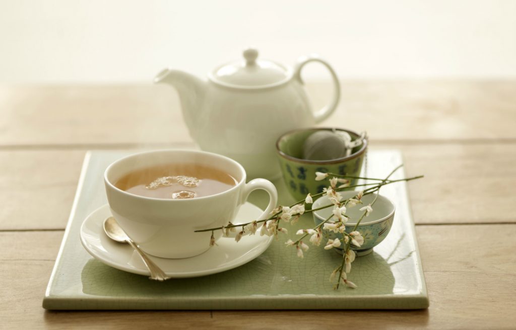 El té blanco tiene también un alto contenido en antioxidantes, es depurativo y el más bajo en teína. Su sabor es ligero y con un toque dulce. Ideal para relajarse y lograr dormir bien.