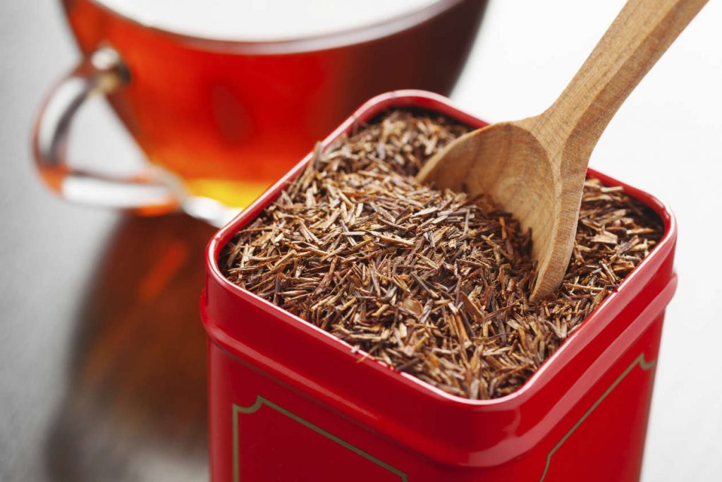 El té rooibos se los recomiendo porque puede ser consumido incluso por embarazadas. Es una deliciosa infusión, que no proviene de la Camellia Sinensis, sino de un arbusto de origen sudafricano. Posee propiedades antiinflamatorias y antiespasmódica. Si lo tomas luego de las comidas, también sirve para ayudar a la digestión y combatir el estreñimiento. Además, tiene un alto contenido de magnesio, flúor y calcio, tres sustancias que son indispensables para que la dentadura y toda la estructura ósea se mantengan fuertes.